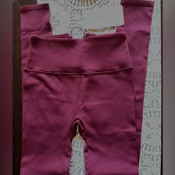 *NWT* Fabletics Statement High Waisted Leggings Suze XSmall Burgundy Red New - Picture 3 of 3